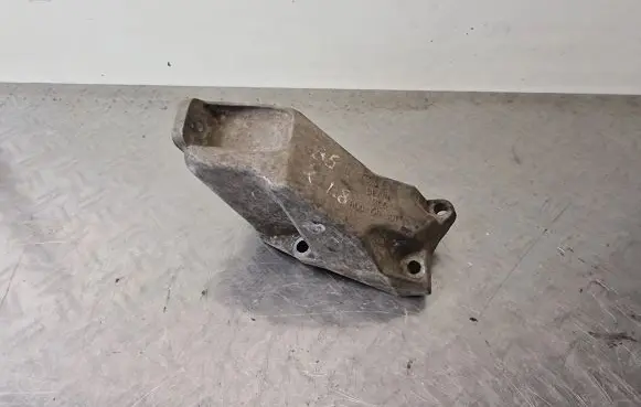 Volkswagen PASSAT B5.5 Engine mounting bracket 8D0199307L