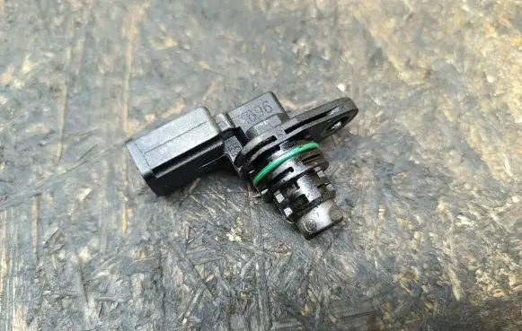 Volkswagen Scirocco Camshaft position sensor 030907601B