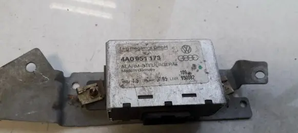 Audi A6 S6 C4 4A Alarm control unit/module 4A0951173 950082