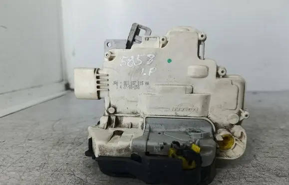 Audi A4 S4 B7 8E 8H Front door lock 8E1837015AA