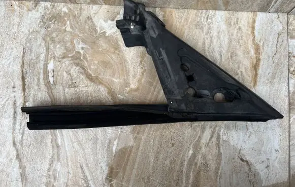 Maserati Ghibli Rubber seal front door window/glass 670036292