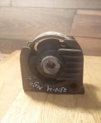 Toyota RAV 4 (XA20) Engine mount bracket