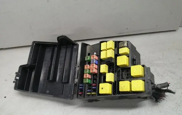 Jaguar S-Type Fuse module XW4T14A067B XW4T14A075C