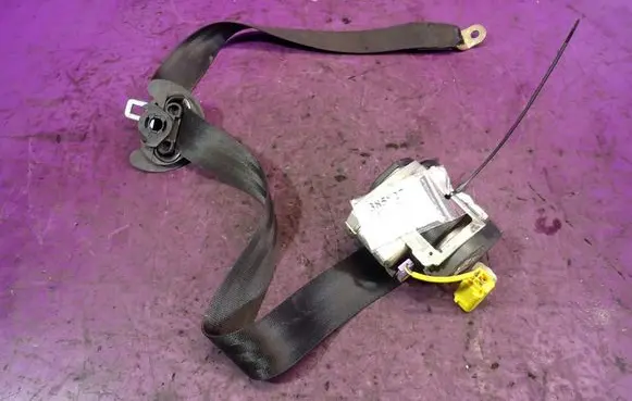 Volkswagen Golf IV Front seatbelt