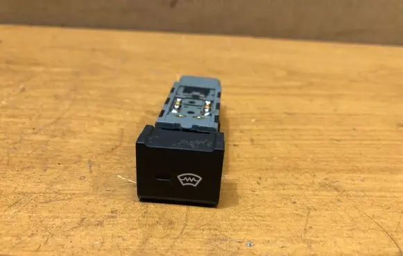 Hyundai i30 Windscreen/window heater switch 202002962 621W05010