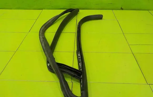 Peugeot 308 Rubber seal front door window/glass GORNA 12AB7