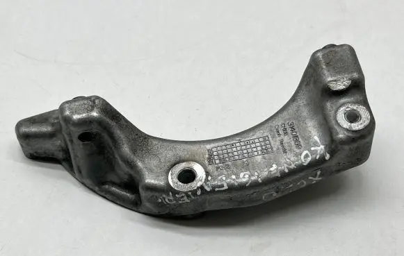 Volvo XC40 A/C compressor mount bracket 31401869