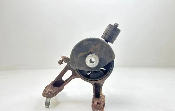 Toyota Verso Engine mount bracket