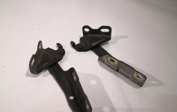 Engine bonnet/hood hinges