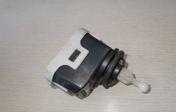 Skoda Fabia Mk1 (6Y) Headlight level adjustment motor 