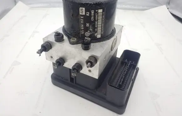 Volkswagen Golf IV ABS Pump 1C0907379C 1J0614117E