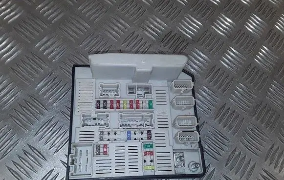 Renault Kangoo II Fuse module 8200451902