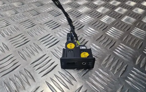 Volkswagen PASSAT B8 USB socket connector 5G0035222H