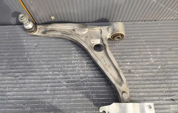 Mercedes-Benz GLA H247 Front control arm 2473330300
