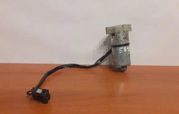 Mercedes-Benz E W210 Seat adjustment motor 2108200208 5895