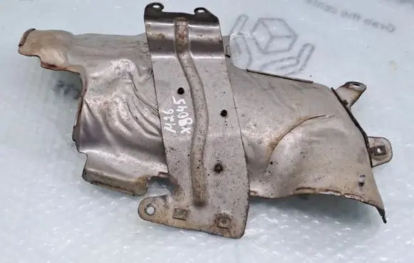 BMW 2 F46 Heat shield in engine bay 8483369