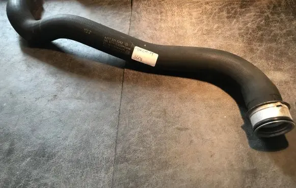 Mercedes-Benz CLS C219 Engine coolant pipe/hose A2115015382