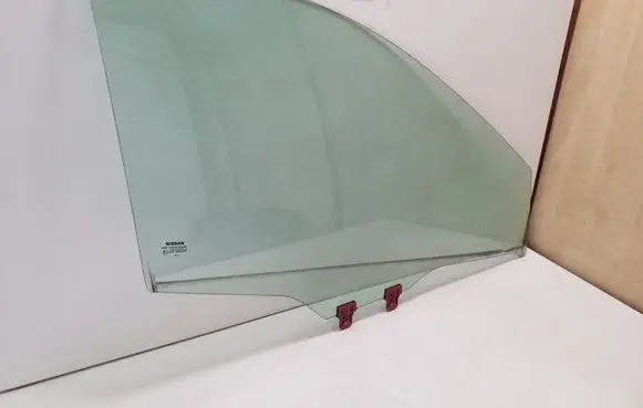 Nissan Qashqai J12 Front door window glass four-door