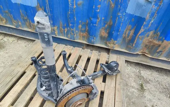 Rear wheel hub spindle/knuckle