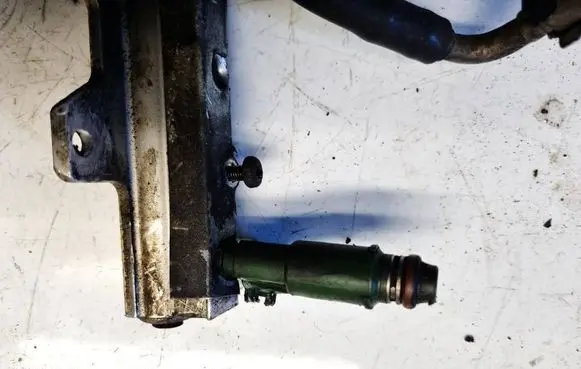 Volvo S60 Fuel injector 9470229