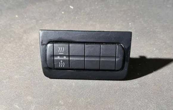 Mercedes-Benz Vito Viano W639 Windscreen/window heater switch A6396890939 6396890939