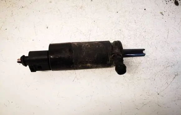 Volkswagen PASSAT B6 Windscreen/windshield washer pump 3130670001