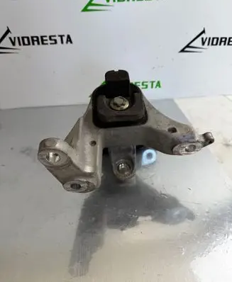 Honda CR-V Engine mount bracket