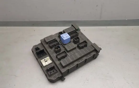 Peugeot 607 Fuse module 9654695980