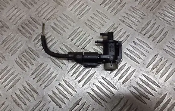 Volkswagen Golf IV Valve vacuum 1J0906283C