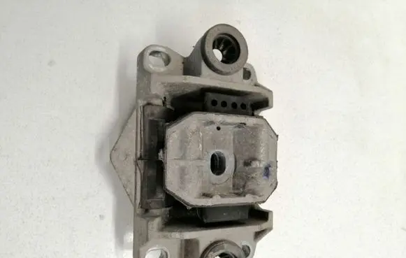 Ford Mondeo Mk III Gearbox mount 1S717M122