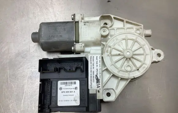 Audi A3 S3 8P Front door window regulator motor 8P0959801A 05074615