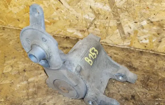 Toyota Hilux (AN10, AN20, AN30) Generator/alternator bracket T-5TT14