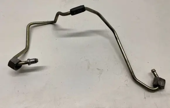 Toyota RAV 4 (XA40) Fuel injector supply line/pipe
