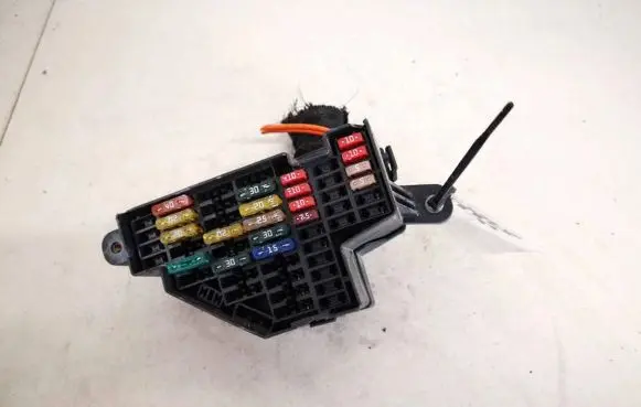 Volkswagen Golf V Fuse box set