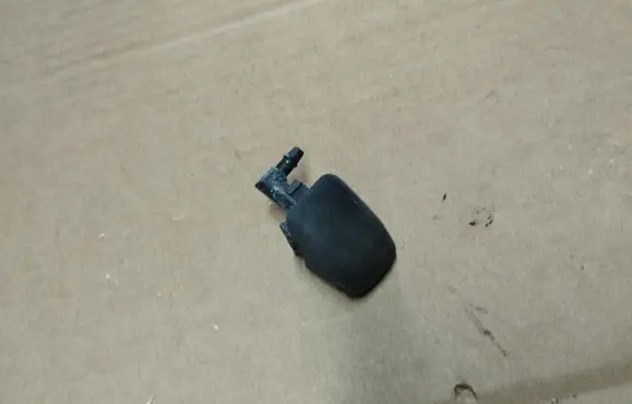 Windshield washer spray nozzle
