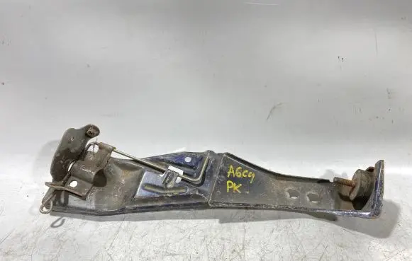 Audi A6 S6 C4 4A Radiator support slam panel bracket 