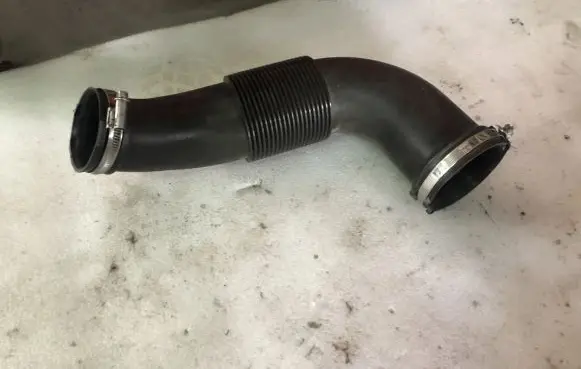 Audi Q7 4L Air intake duct part 4L0129628 4L0129628E