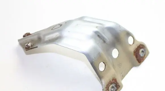 Volkswagen Eos Fender mounting bracket 1Q0821136