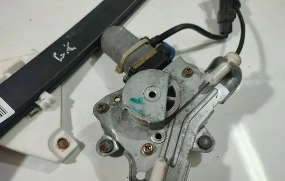 Chevrolet Captiva Rear door window regulator motor 96627081