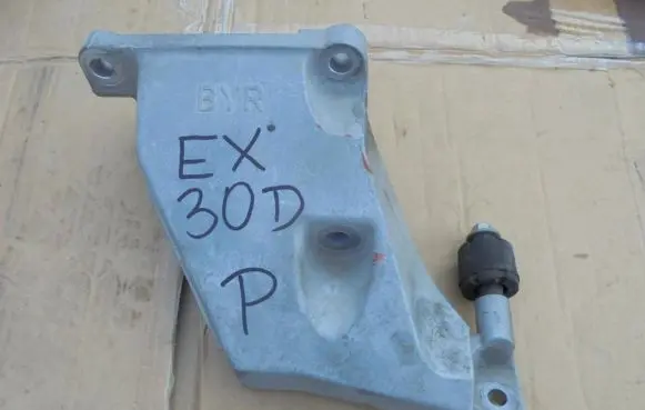 Infiniti EX Engine mounting bracket