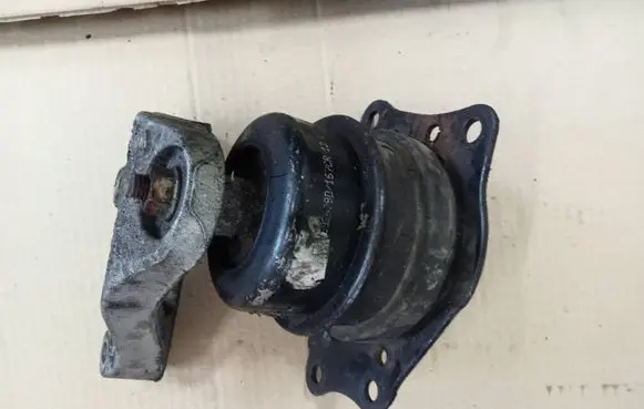 Volkswagen Polo Engine mount bracket 6Q0199185R