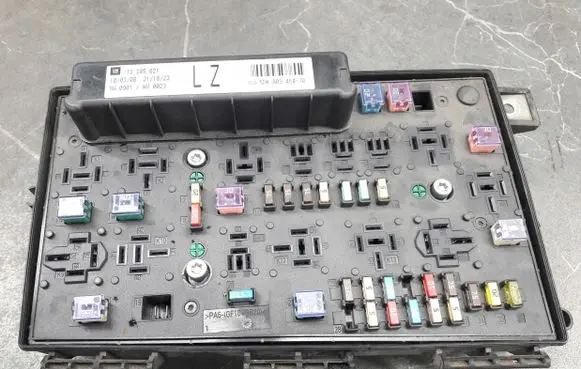 Opel Zafira B Fuse box set 13285621