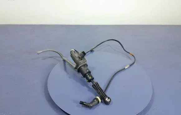 Peugeot 508 RXH Clutch master cylinder 9688270480