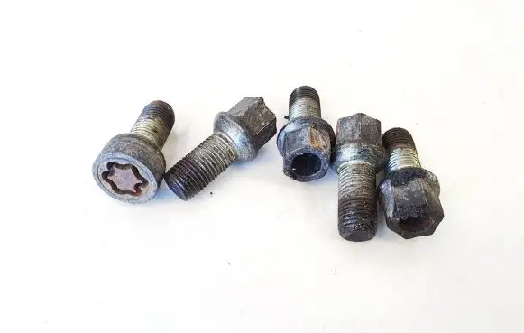 Volkswagen Golf VII Nuts/bolts 