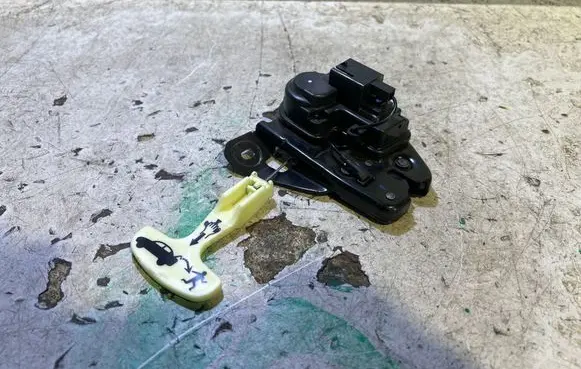 Dodge Challenger Tailgate/trunk/boot lock/catch/latch