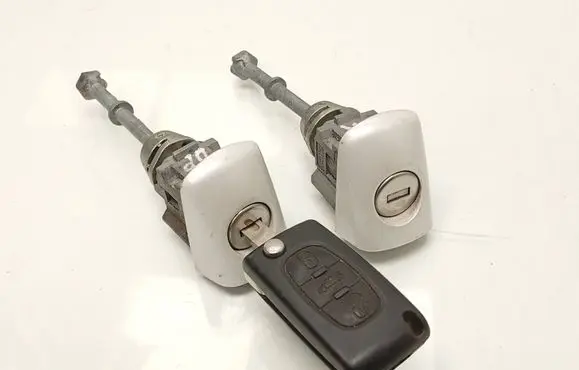 Peugeot RCZ Front door lock (next to the handle) 59395J01