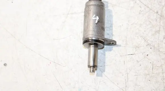 Volkswagen Golf VII Camshaft vanos timing valve 06E103697H