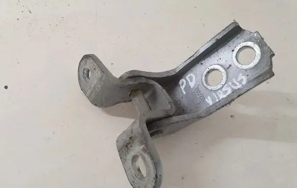 Toyota Avensis T270 Front door upper hinge