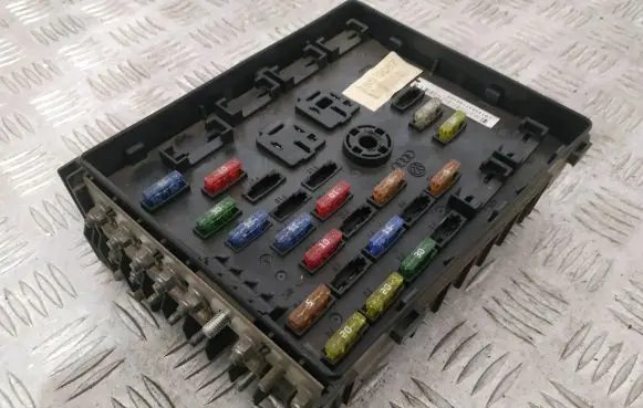 Volkswagen PASSAT B6 Fuse box set