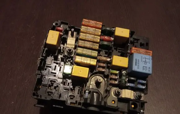 Peugeot 208 Fuse module 4524720